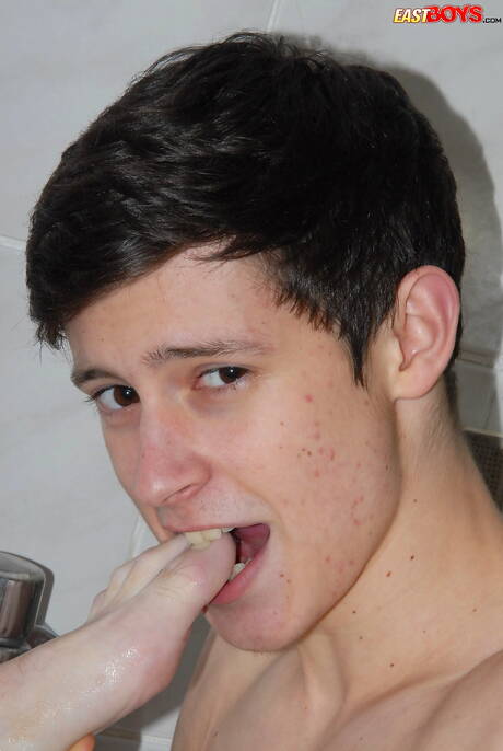 Le jeune Antonio Palmer suce une bite dans la salle de bain