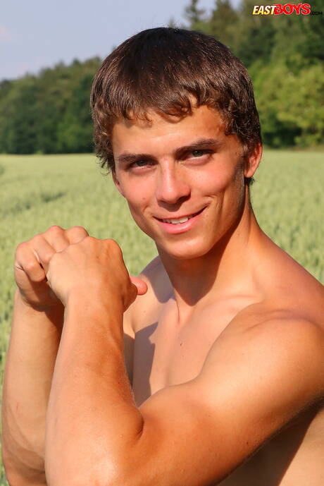 Stud Curtis Ladner posing nude outside