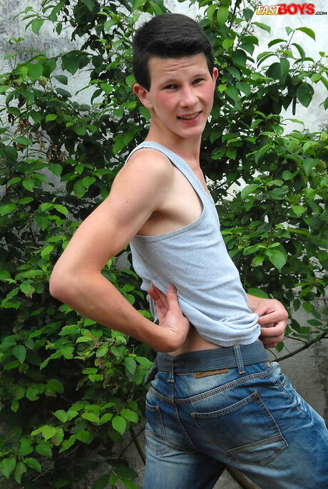 ホットなトゥインクのベンジャミン・ダニエルズが屋外で美しい体を披露