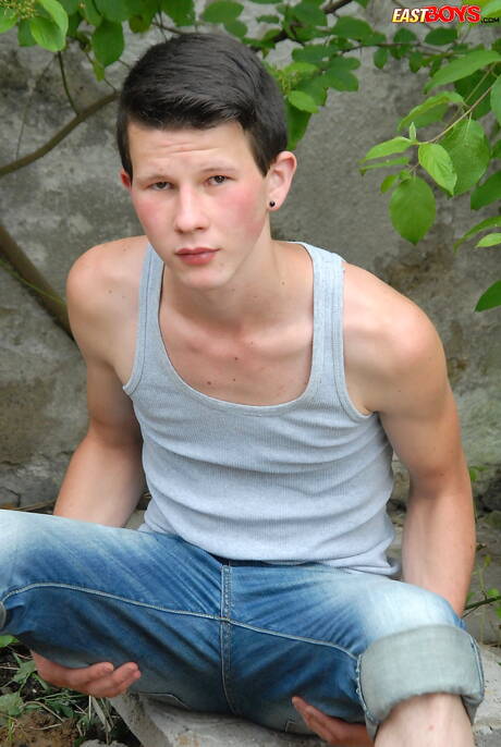 ホットなトゥインクのベンジャミン・ダニエルズが屋外で美しい体を披露