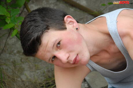 ホットなトゥインクのベンジャミン・ダニエルズが屋外で美しい体を披露