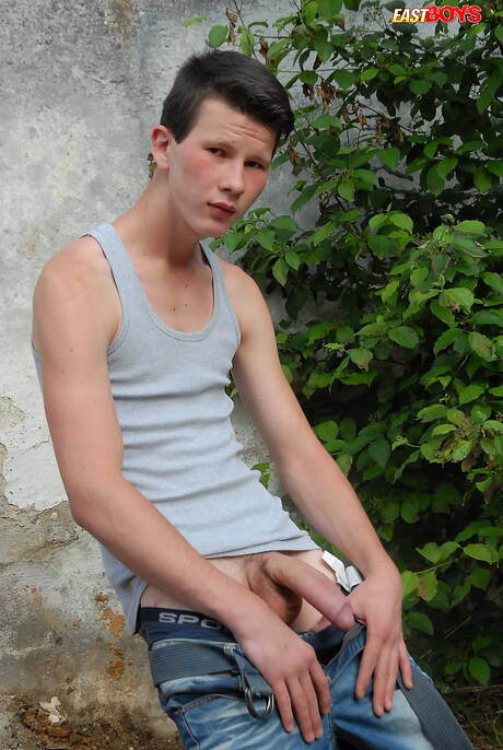 ホットなトゥインクのベンジャミン・ダニエルズが屋外で美しい体を披露