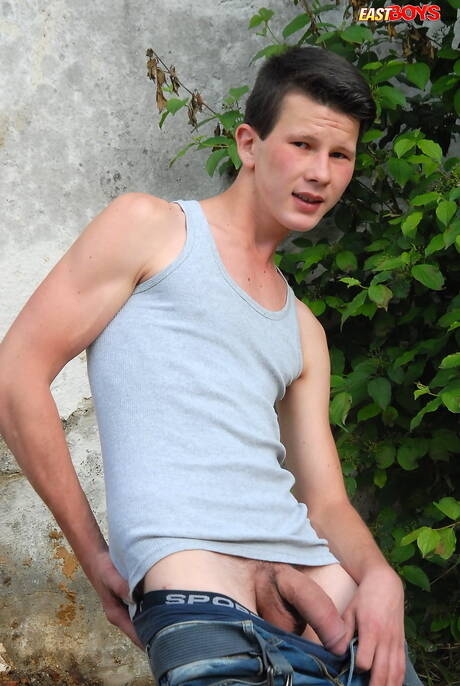 ホットなトゥインクのベンジャミン・ダニエルズが屋外で美しい体を披露