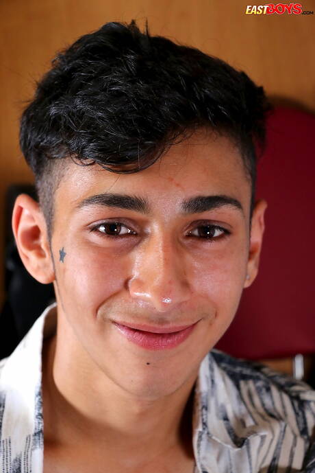 Le jeune garçon latino Angelo Gabor montre un corps parfait