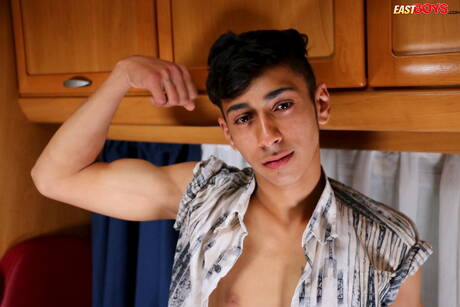 Le jeune garçon latino Angelo Gabor montre un corps parfait