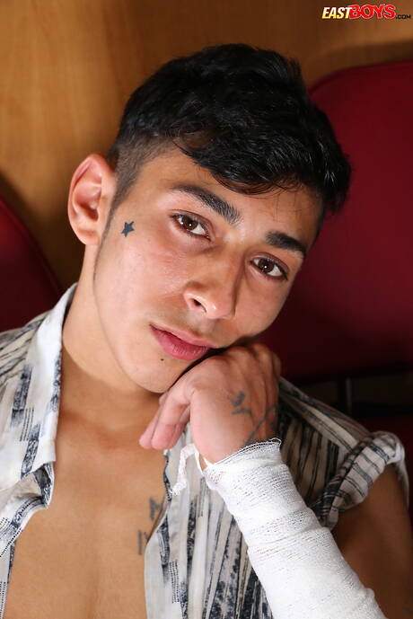 Le jeune garçon latino Angelo Gabor montre un corps parfait