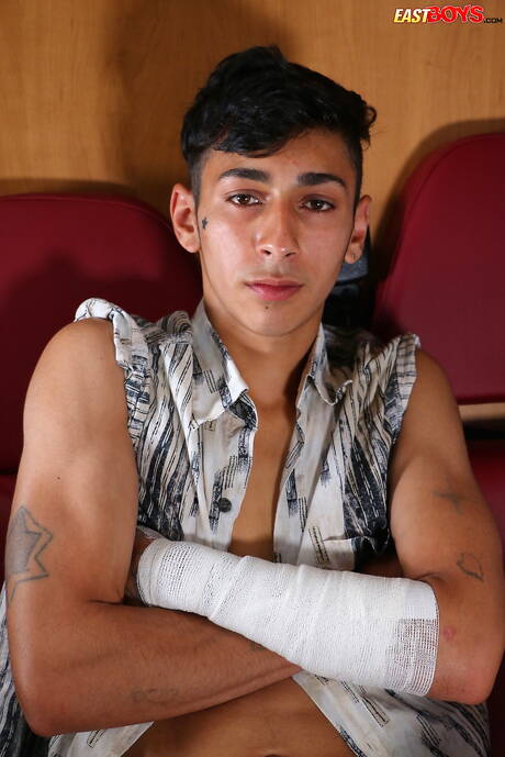 Le jeune garçon latino Angelo Gabor montre un corps parfait