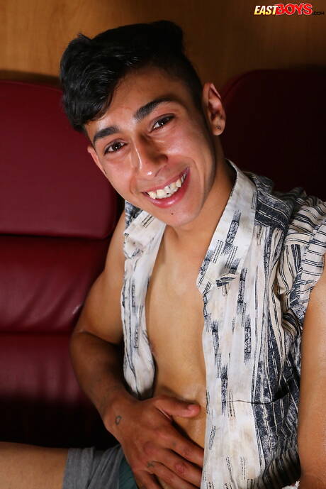 Le jeune garçon latino Angelo Gabor montre un corps parfait