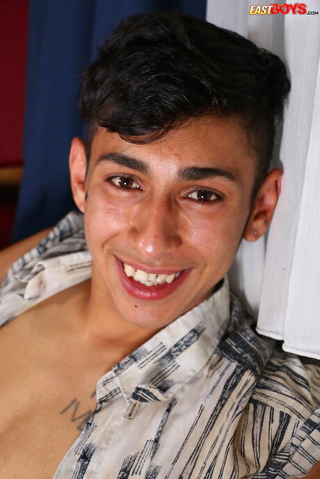 Le jeune garçon latino Angelo Gabor montre un corps parfait