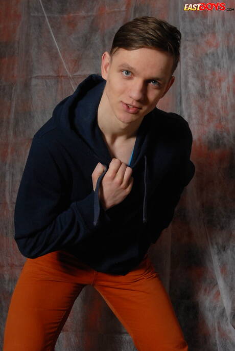 Dobrze zbudowany Phillip Barden rozbiera się i pokazuje ładny tyłek