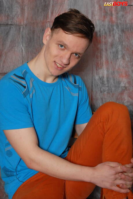 Dobrze zbudowany Phillip Barden rozbiera się i pokazuje ładny tyłek