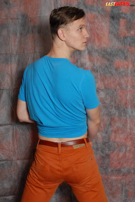 Dobrze zbudowany Phillip Barden rozbiera się i pokazuje ładny tyłek