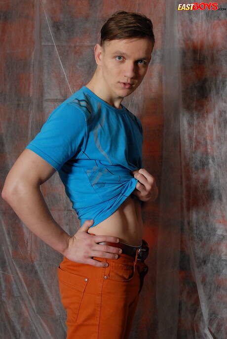 Dobrze zbudowany Phillip Barden rozbiera się i pokazuje ładny tyłek