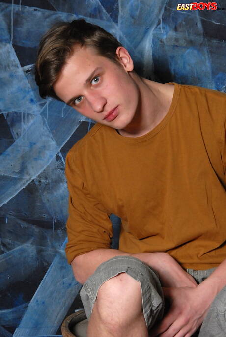 Der heiße Twink Daniel Doyle wichst seinen Schwanz