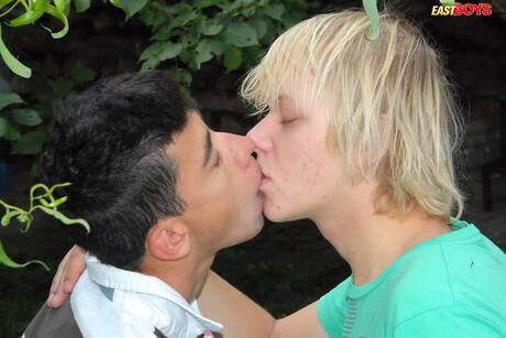 Der junge Dean Eakins und der junge Rory Foster lutschen und vögeln sich draußen