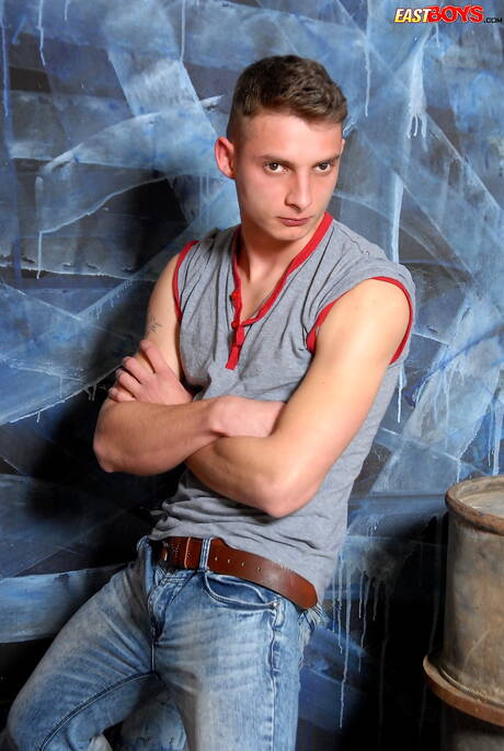 Der junge Grady Miller zeigt einen perfekten Körper