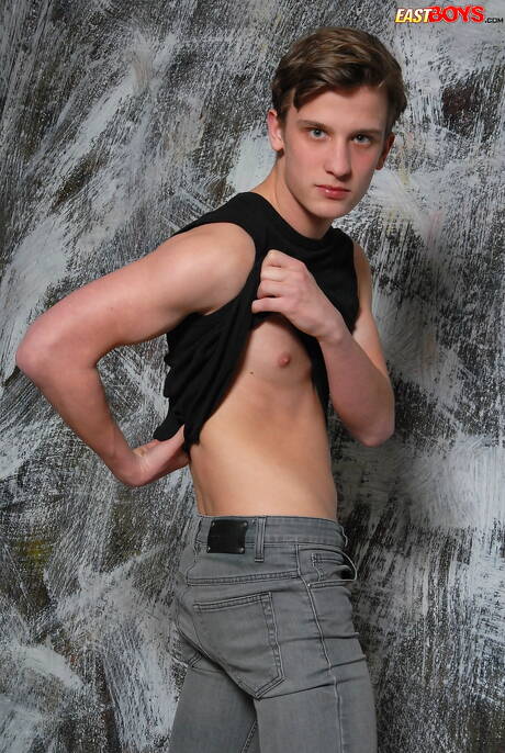 Twink Daniel Doyle zieht sich aus und zeigt seinen heißen Hintern