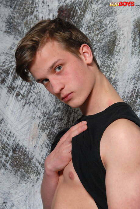 Twink Daniel Doyle zieht sich aus und zeigt seinen heißen Hintern