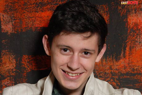 帥哥安東尼奧·帕爾默全裸出鏡，秀出緊實的臀部