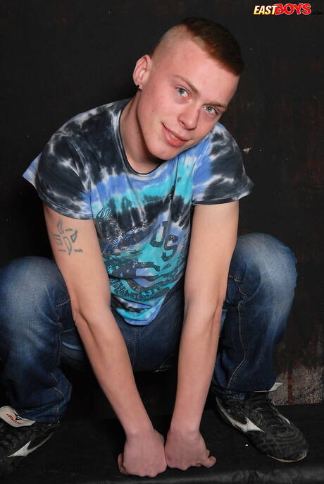 El joven Alfie se masturba con un consolador