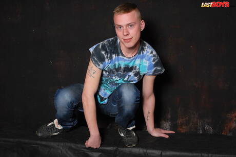 Jonge kerel Alfie trekt af met dildo