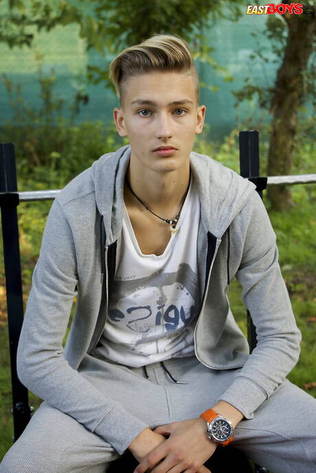 O lindo garoto Stefan Hiatt posando nu ao ar livre