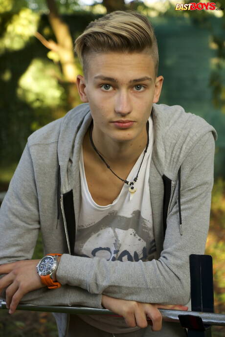 O lindo garoto Stefan Hiatt posando nu ao ar livre