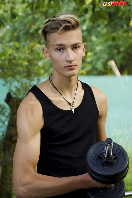 O lindo garoto Stefan Hiatt posando nu ao ar livre