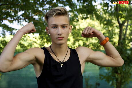 O lindo garoto Stefan Hiatt posando nu ao ar livre