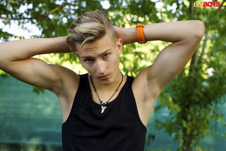 O lindo garoto Stefan Hiatt posando nu ao ar livre