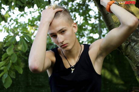 O lindo garoto Stefan Hiatt posando nu ao ar livre