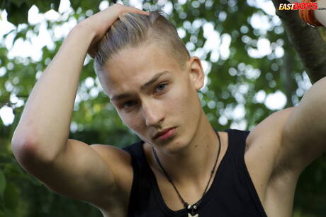 O lindo garoto Stefan Hiatt posando nu ao ar livre