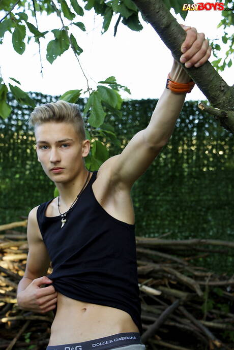 O lindo garoto Stefan Hiatt posando nu ao ar livre
