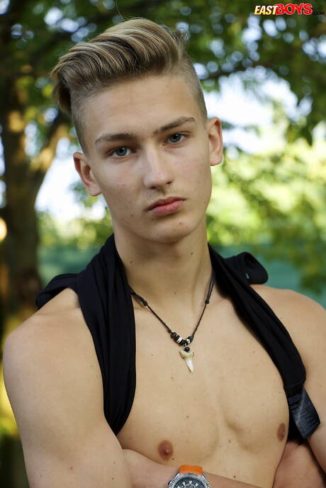 O lindo garoto Stefan Hiatt posando nu ao ar livre