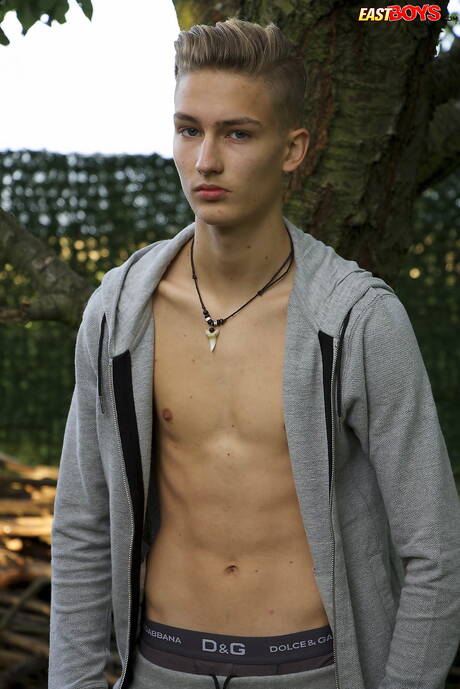 O lindo garoto Stefan Hiatt posando nu ao ar livre