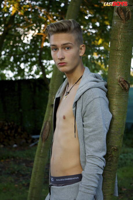 O lindo garoto Stefan Hiatt posando nu ao ar livre