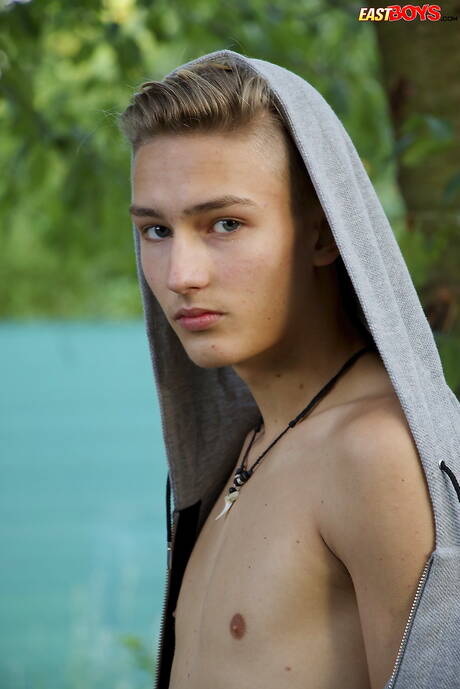 O lindo garoto Stefan Hiatt posando nu ao ar livre