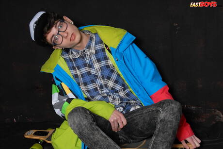 年輕的 Samuel Lamere 玩弄陰莖