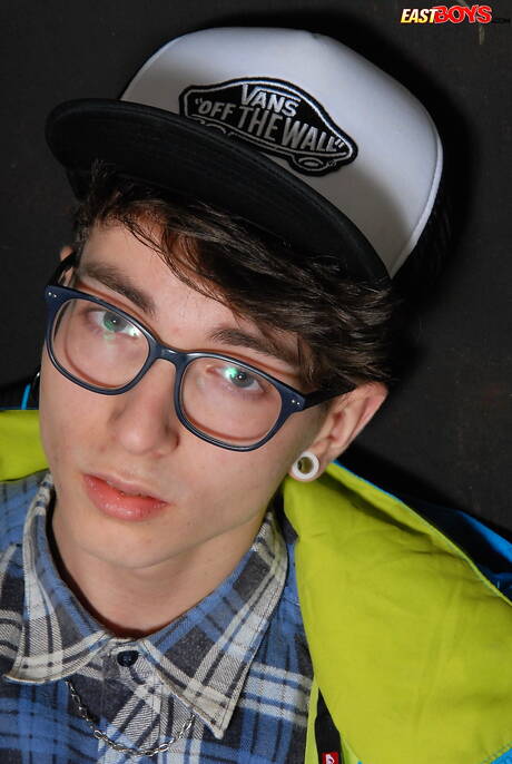 年輕的 Samuel Lamere 玩弄陰莖