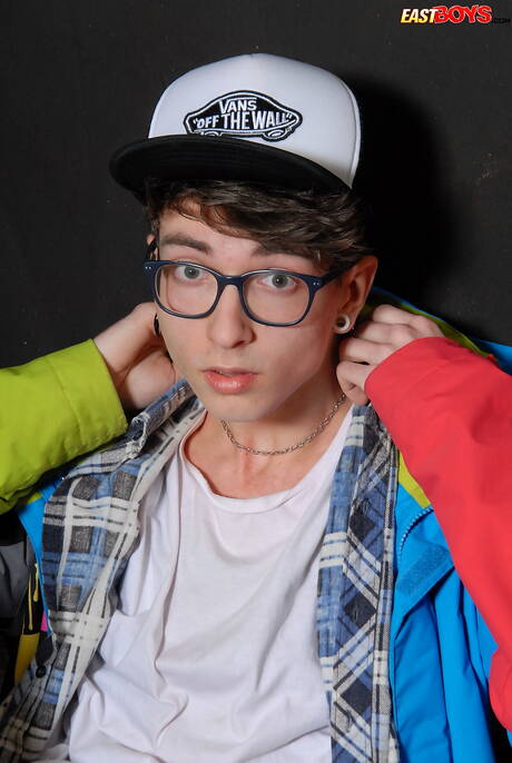 年輕的 Samuel Lamere 玩弄陰莖