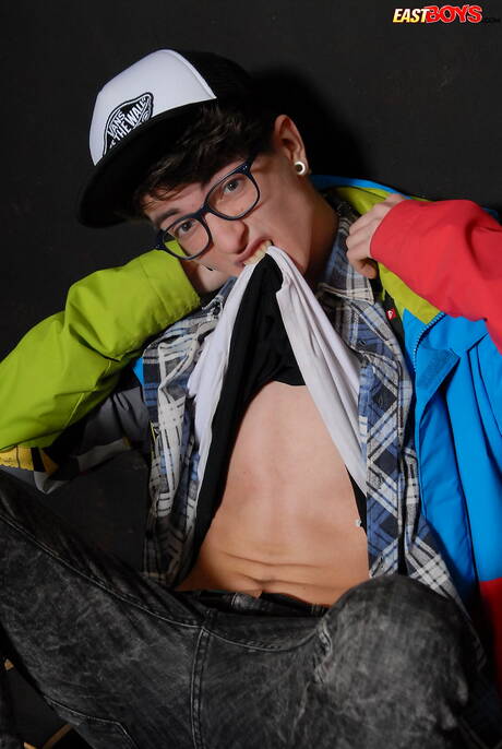 年輕的 Samuel Lamere 玩弄陰莖