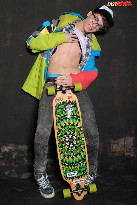 年輕的 Samuel Lamere 玩弄陰莖