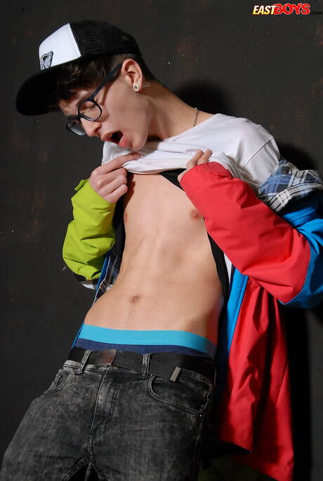 年輕的 Samuel Lamere 玩弄陰莖