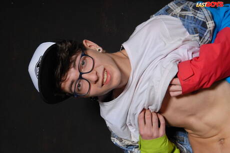 年輕的 Samuel Lamere 玩弄陰莖