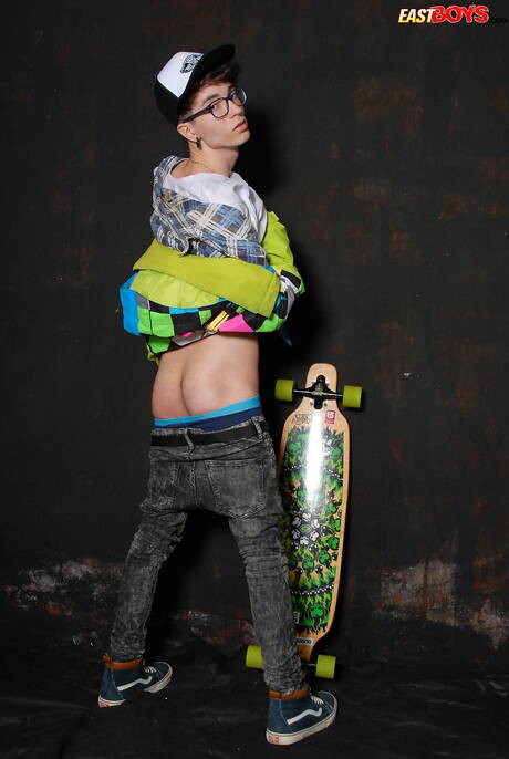 El joven Samuel Lamere jugando con una polla