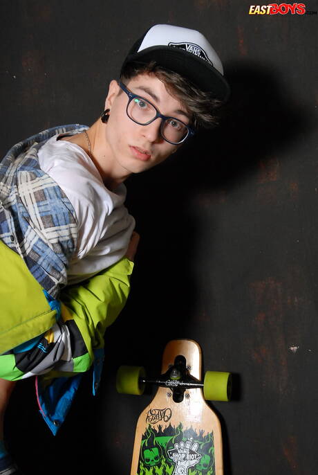 年輕的 Samuel Lamere 玩弄陰莖