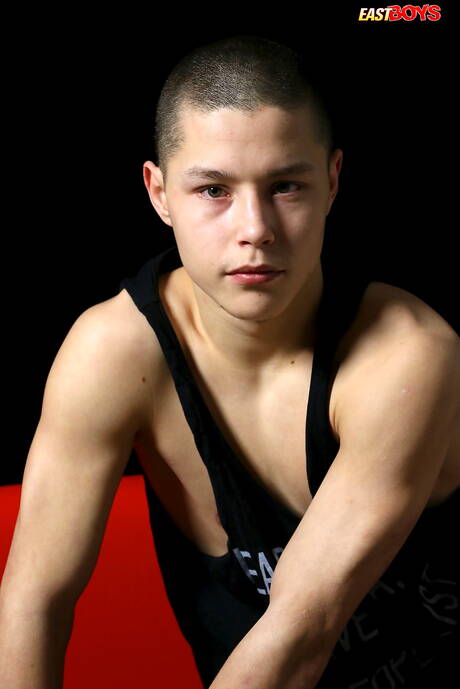 若い男アダム・クレイソンがバスルームでヌードポーズをとり、セクシーなお尻を披露