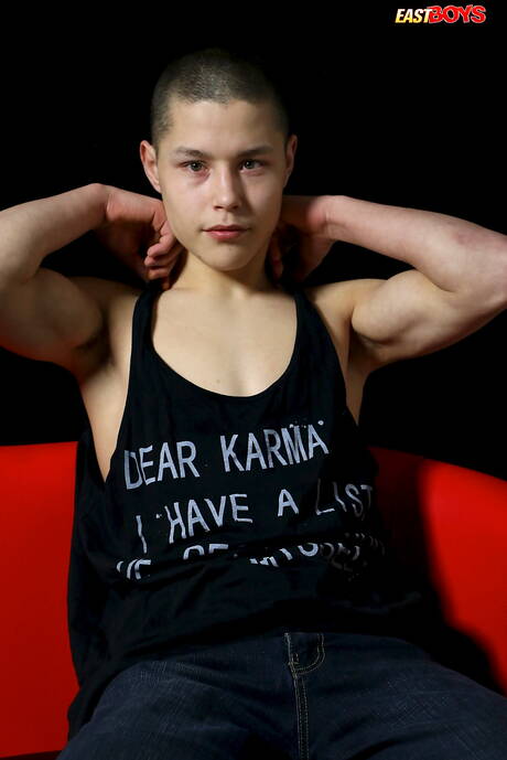 Der junge Typ Adam Kreyson posiert nackt und zeigt seinen heißen Arsch im Badezimmer