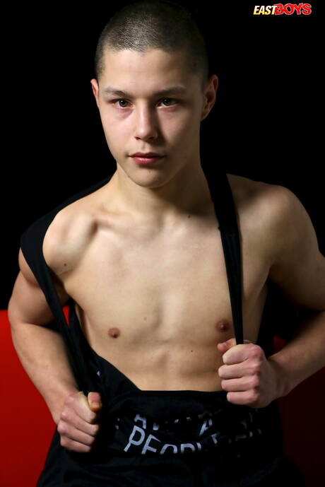 Der junge Typ Adam Kreyson posiert nackt und zeigt seinen heißen Arsch im Badezimmer