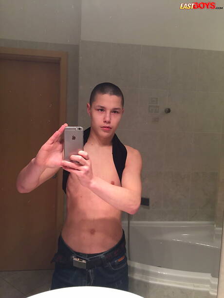 Der junge Typ Adam Kreyson posiert nackt und zeigt seinen heißen Arsch im Badezimmer